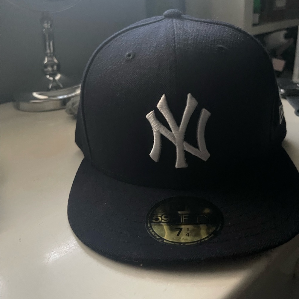 THIS IS A NAVY BLUE NEW YORK YANKEES HAT FROM LIDS NEVER WORN SIZE IS A 7 1/4